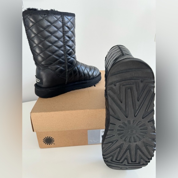 UGG Classic Short Diamond QuiltLeather Boots (Pre-Loved) - Picture 6 of 11